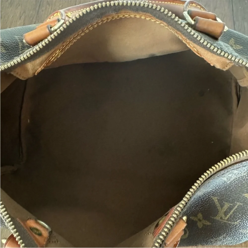 Louis Vuitton Handbag in Brown Speedy 30 Monogram - Picture 7 of 10